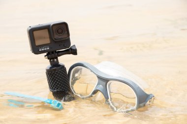 Ukrayna Dnipro 05.08.2021 - Göl kıyısındaki sahile dalmak için GoPro HERO 9 kamera ve maskesi, göldeki aksiyon kamerası