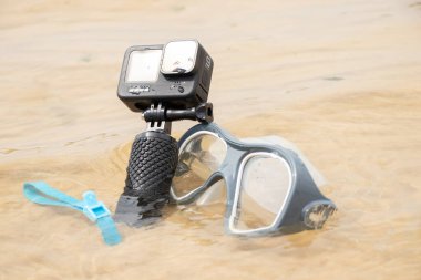 Ukrayna Dnipro 05.08.2021 - Göl kıyısındaki sahile dalmak için GoPro HERO 9 kamera ve maskesi, göldeki aksiyon kamerası