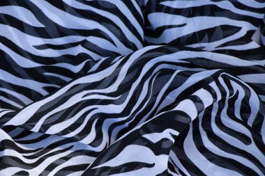 siyah ve beyaz çizgili buruşuk kumaş arka planda yakın plan, çizgili kumaş