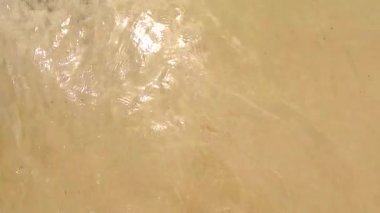 Arka planda, göldeki dalgalar.