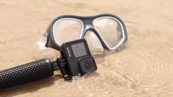 乌克兰Dnipro 2021 相机和面具Gopro Hero 9在湖边的海滩上潜水 行动相机在湖边 — 图库视频影像