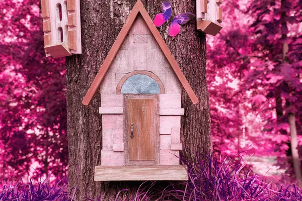 Υπέροχο Ξύλινο Σπίτι Μικρά Παιδιά Ένα Κορμό Δέντρο Ένα Πάρκο — Φωτογραφία Αρχείου