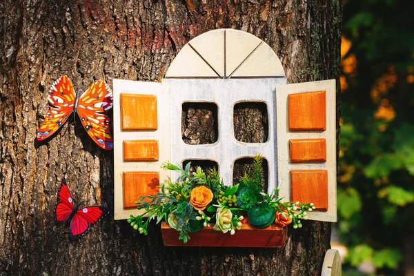 Fabuleuse Maison Enfants Bois Dans Tronc Arbre Dans Parc Été — Photo