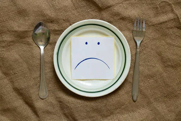 Sad Udibka Drawn Piece Paper Lies Empty Plate Table Sadness — Stock Photo, Image