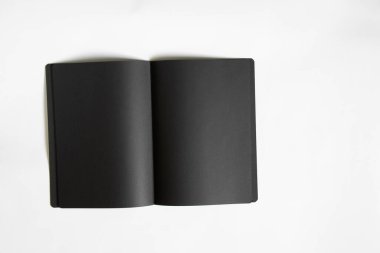 beyaz arkaplanda siyah boş bir defter, beyaz üzerinde siyah sayfalar olan bir defter.