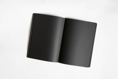 beyaz arkaplanda siyah boş bir defter, beyaz üzerinde siyah sayfalar olan bir defter.