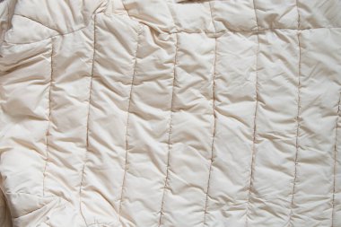 arka plan olarak kadın yastıklı beyaz ceket, yumuşak hafif kumaşın arka plan