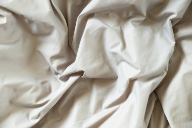 Arkaplan olarak kırışık beyaz kumaş, beyaz arkaplan