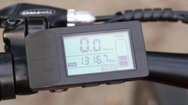 Ukrayna Dnipro 14.08.2021 - mil ve pil kapasitesi, e-bisiklet, ayarlar hakkında bilgi içeren bir e-motorda görüntüleme