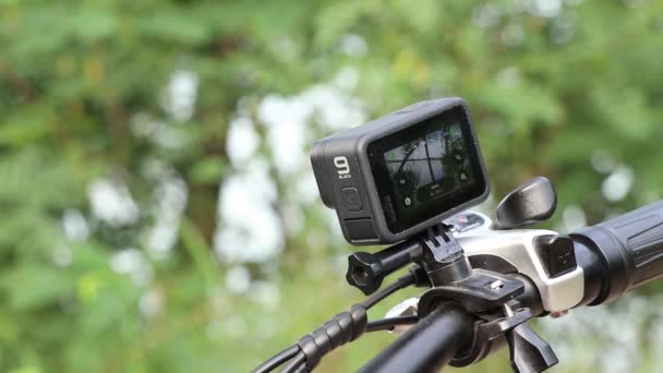 Ουκρανία Dnepr 2021 Gopro Hero Στερεώνεται Στο Τιμόνι Ενός Ηλεκτρικού — Αρχείο Βίντεο