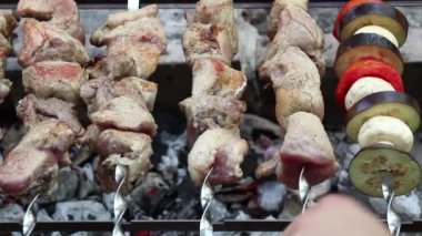 Yazın ateşte domuz rostosu ormanda piknik, barbekü, parkta ateşte et kızartma.