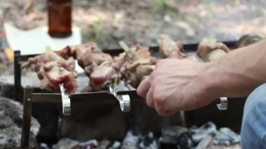 Yazın ateşte domuz rostosu ormanda piknik, barbekü, parkta ateşte et kızartma.