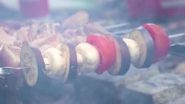 Kızarmış mantar ve patlıcanlı domatesler ormanda bir ateşin üstünde patlıcan, ateşte kızartılmış sebzeler, sebze şiş.