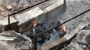 Ormanda yakacak odunları olan şenlik ateşi, piknikte kamp ateşi, ateş.