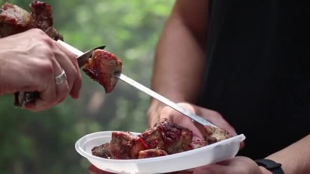 Smażony Szaszłyk Będzie Leżał Plastikowej Płytce Rękach Człowieka Smażone Mięso — Wideo stockowe