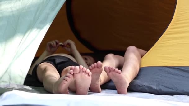 Ungar Fötter Sticker Ett Tält Camping Skogen Solen Barn Fötter — Stockvideo