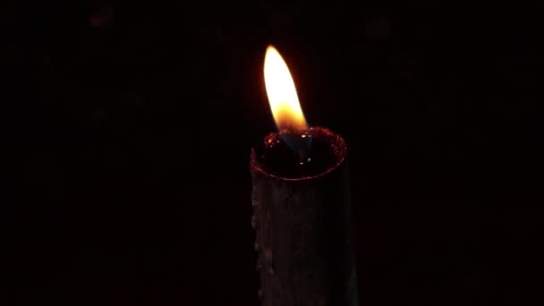 Fiamma Della Candela Fondo Scuro Bokeh Luci Chiesa Fiamma Della — Video Stock