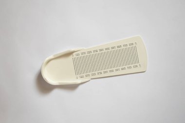 İzole bir arkaplanda bacak uzunluğunu ölçmek için kronometre, plastik bacak uzunluğu metre