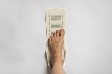 İzole bir arkaplanda bacak uzunluğunu ölçmek için kronometre, plastik bacak uzunluğu metre