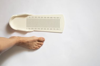 İzole bir arkaplanda bacak uzunluğunu ölçmek için kronometre, plastik bacak uzunluğu metre