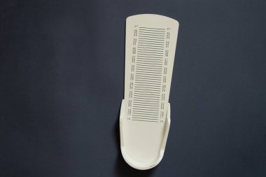 İzole bir arkaplanda bacak uzunluğunu ölçmek için kronometre, plastik bacak uzunluğu metre