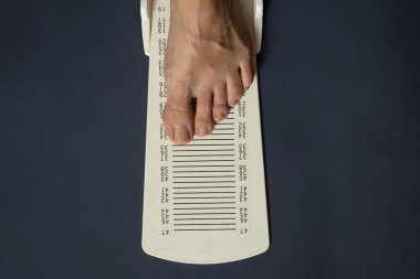 İzole bir arkaplanda bacak uzunluğunu ölçmek için kronometre, plastik bacak uzunluğu metre