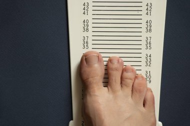 İzole bir arkaplanda bacak uzunluğunu ölçmek için kronometre, plastik bacak uzunluğu metre