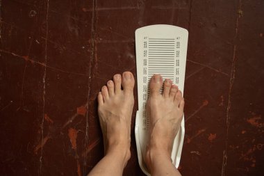 Tahta zeminde bacak uzunluğunu ölçmek için kronometre, plastik bacak uzunluğu metre