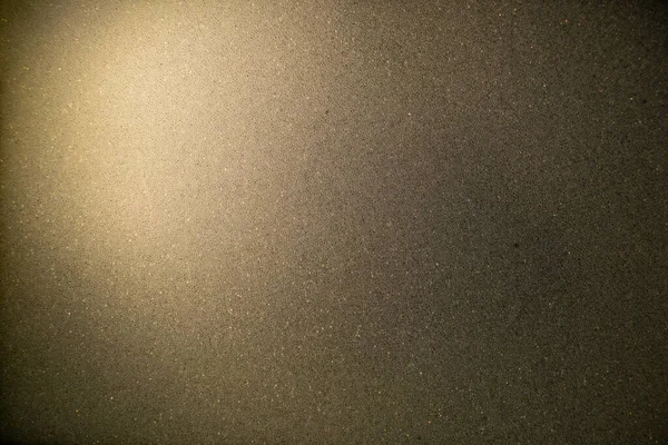 多孔質フォームゴムの暗い背景にあるランタンからの光のスポット 光のスポットと暗い背景 — ストック写真
