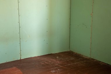 Odada neme dayanıklı alçıpandan duvar, dairedeki duvarların onarımı, alçıdan tahta...