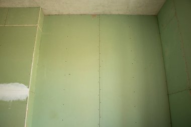 Odada neme dayanıklı alçıpandan duvar, dairedeki duvarların onarımı, alçıdan tahta...