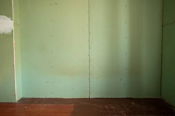 wall of moisture-resistant plasterboard in the room, repair of walls in the apartment, plasterboard