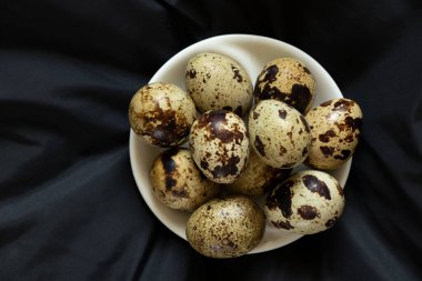 Siyah arka planda bıldırcın yumurtaları, bıldırcın yumurtaları makro fotoğraf.