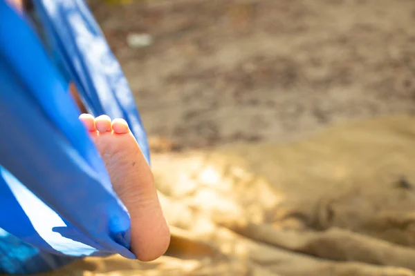 Pie Los Niños Una Hamaca Rodando Bosque Verano Sol Resto — Foto de Stock