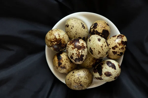 Siyah arka planda bıldırcın yumurtaları, bıldırcın yumurtaları makro fotoğraf.