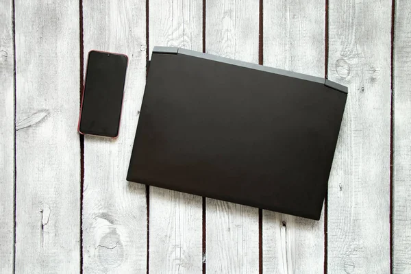 Fekete Laptop Telefon Fekszik Írott Régi Asztal Laptop Asztalon Telefon — Stock Fotó