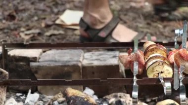 Sebzeli şiş kebap ateşte kızartılmış et, sebzeli kızarmış et tatilde ormanda ateşin üstünde.