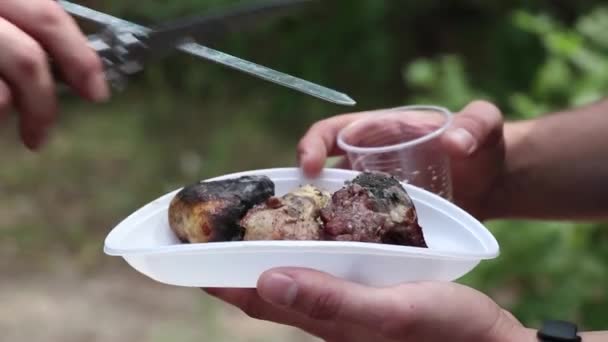 Τηγανητό Σουβλάκι Κεμπάπ Απλωθεί Ένα Πλαστικό Πιάτο Στα Χέρια Ενός — Αρχείο Βίντεο