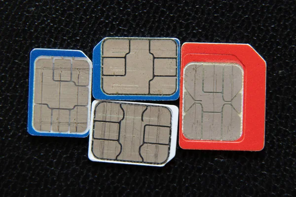 Micro Sim Kaarten Voor Telefoon Liggen Een Zwarte Achtergrond Macro — Stockfoto
