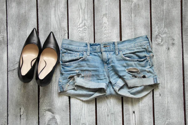 Shorts Denim Chaussures Talons Hauts Noires Reposent Sur Une Table — Photo