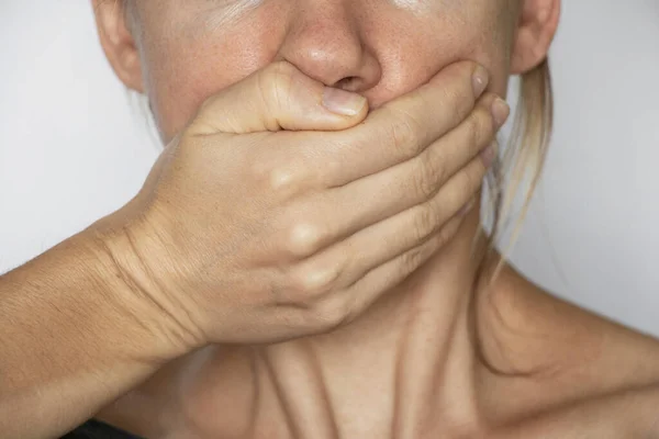 Une Jeune Fille Avec Une Bouche Fermée Avec Une Main — Photo