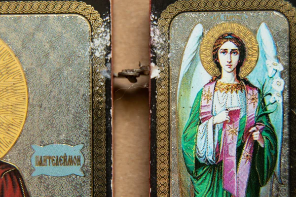 ウクライナDnipro 2021 イエス キリストと守護天使のアイコン クローズアップ祈りの本 キリスト教のアイコン 教会の宗教 — ストック写真