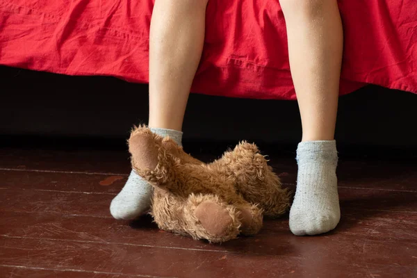 Niño Está Sentado Sofá Los Pies Suelo Los Pies Suelo —  Fotos de Stock