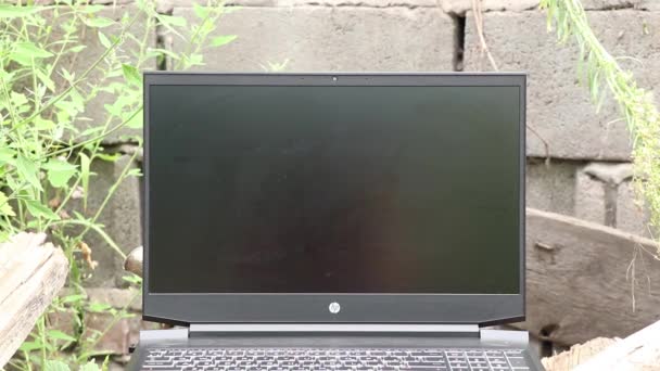 우크라 이나 Dnipro 26.08.2021 HP 파빌리온 15 게이밍 노트북을 공원에 있는 나무 탁자 위에 놓고 — 비디오