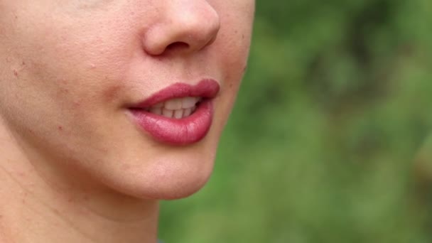 Ragazza Che Parla Natura Primo Piano Parlando Bocca Della Ragazza — Video Stock