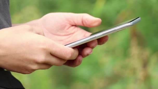 Mani femminili stanno digitando sul telefono per strada primo piano, parlando al telefono, facendo una chiamata e un messaggio, telefono — Video Stock