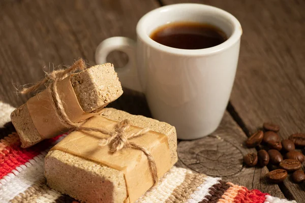 Trozo Halva Maní Una Taza Café Mesa Para Desayuno Halva — Foto de Stock