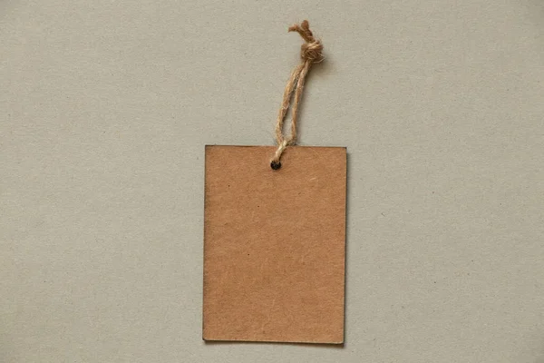 孤立した背景にロープ上の茶色の紙の空白の価格タグ 価格タグ — ストック写真