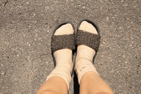 Frauenfüße Socken Und Hausschuhen Auf Grauem Asphalt Frauenfüße Auf Der — Stockfoto