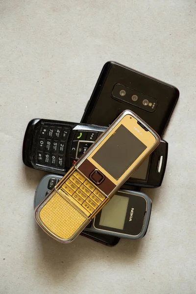Ucrania Dnipro 2021 Teléfonos Diferentes Modelos Diferentes Generaciones Marcas Están —  Fotos de Stock